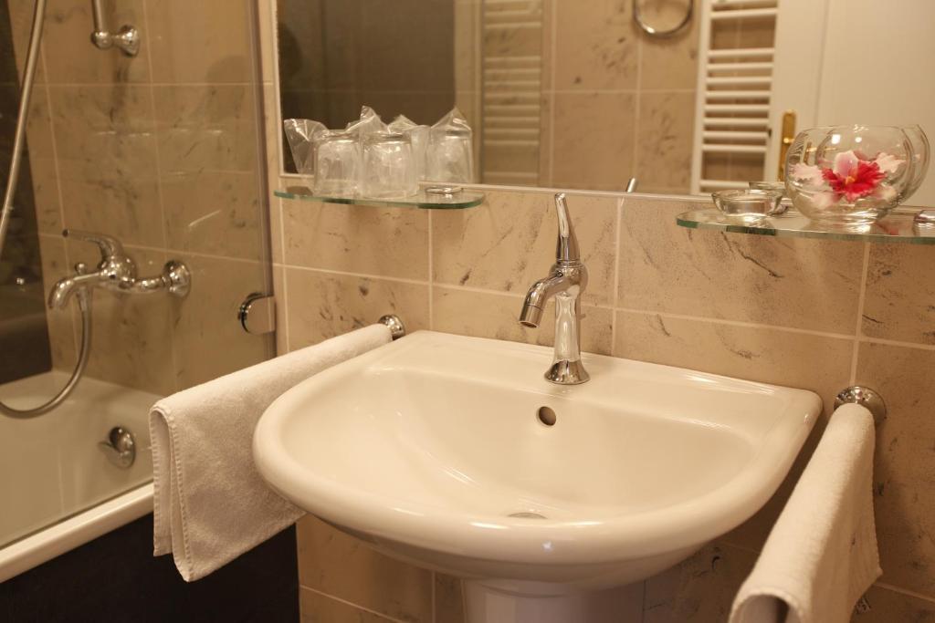 Hotel Sandor Pavillon Пьештяни Номер фото
